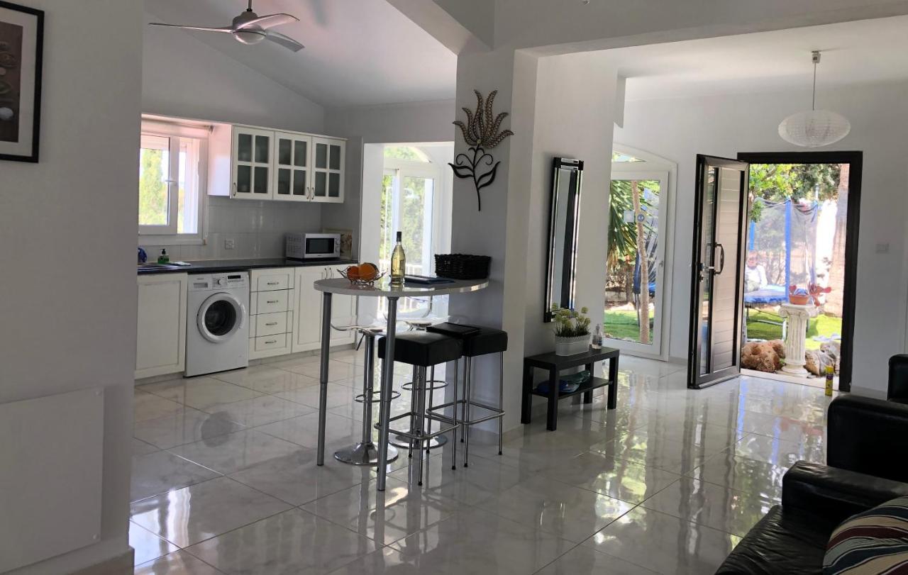 Villa Neyla Four Bedroom Coral Bay Beach Front Ngoại thất bức ảnh