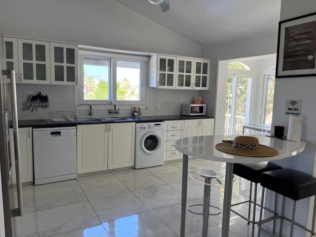 Villa Neyla Four Bedroom Coral Bay Beach Front Ngoại thất bức ảnh